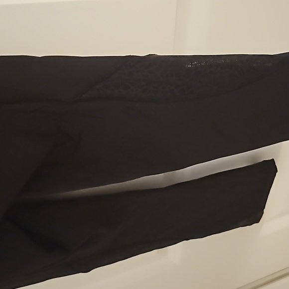 Lululemon Twist & Train Crop (19") - Picture 9 of 10